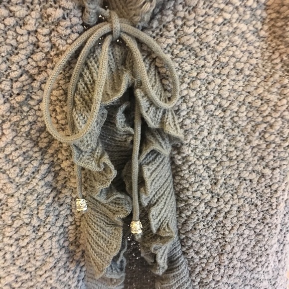 Long gray sweater with ruffle neck and waist tie - Picture 3 of 3